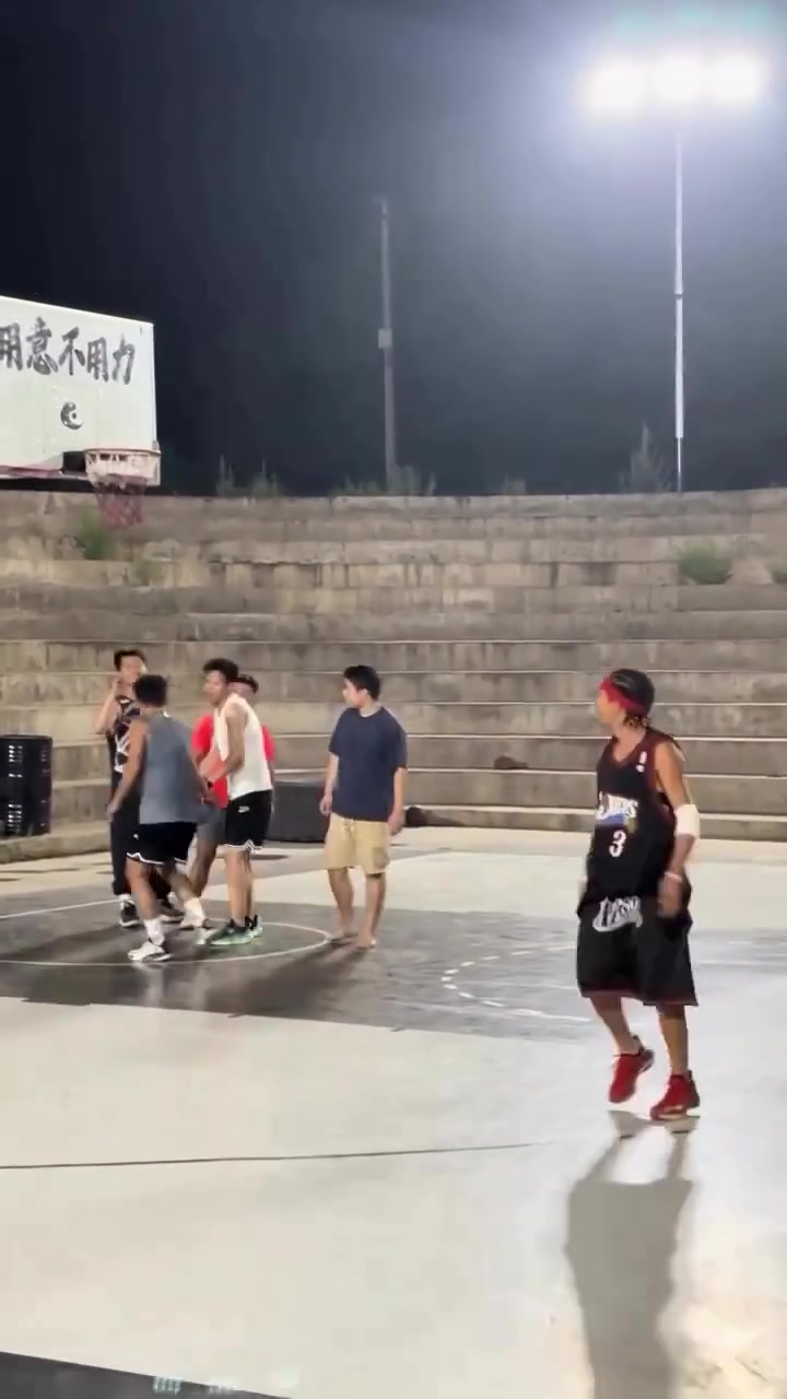 艾弗森转发中国球迷模仿他的打球视频：太像了 简直是神还原😳