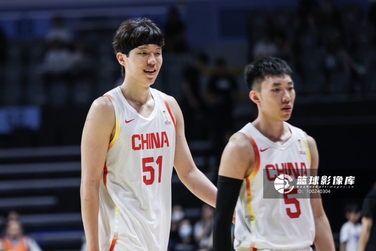 媒体人：让杨瀚森多持球策应 给他更多球权支配机会以发挥其特点