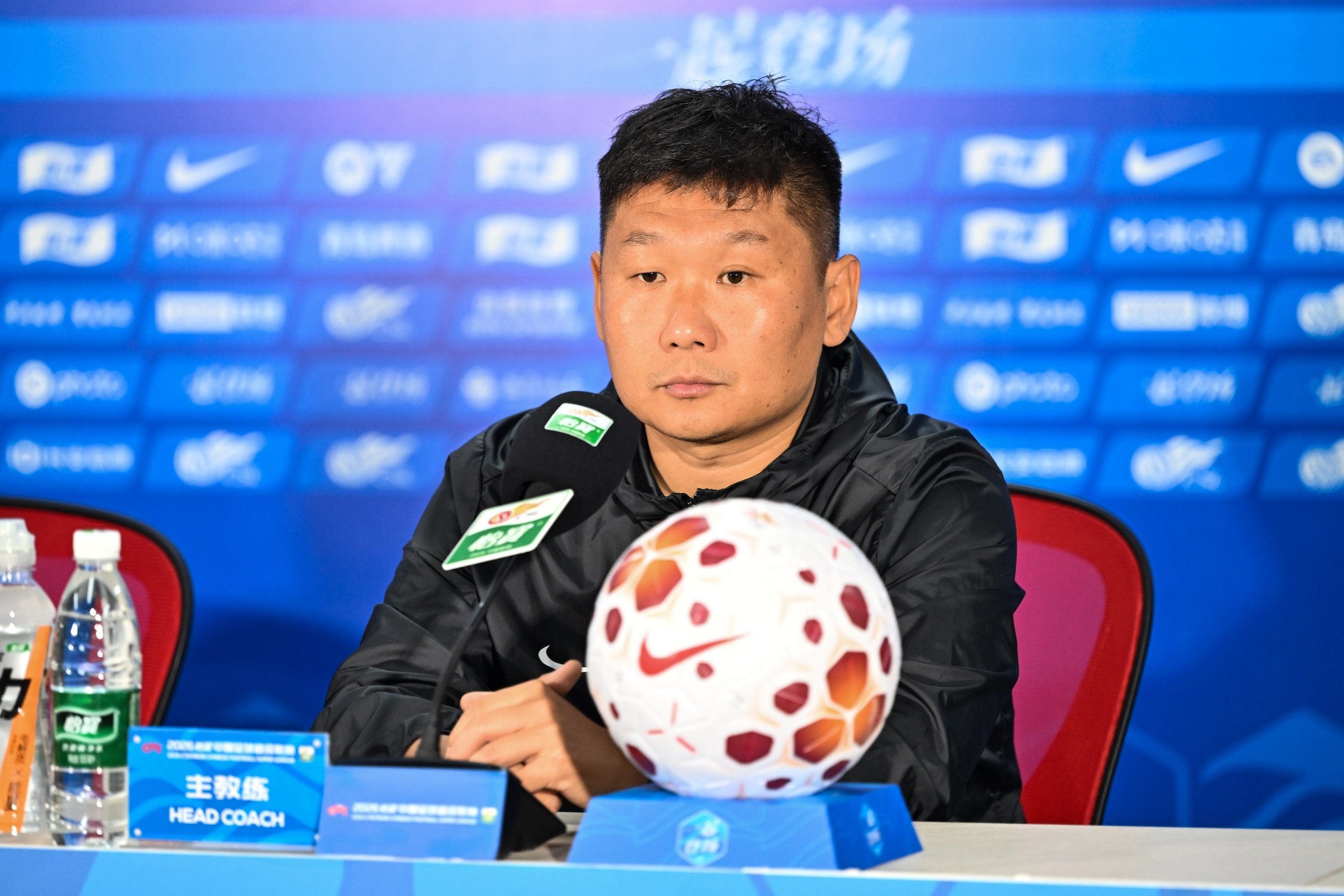 足球报：铜梁龙完成保级任务给教练组更多试错空间，双线开启练兵