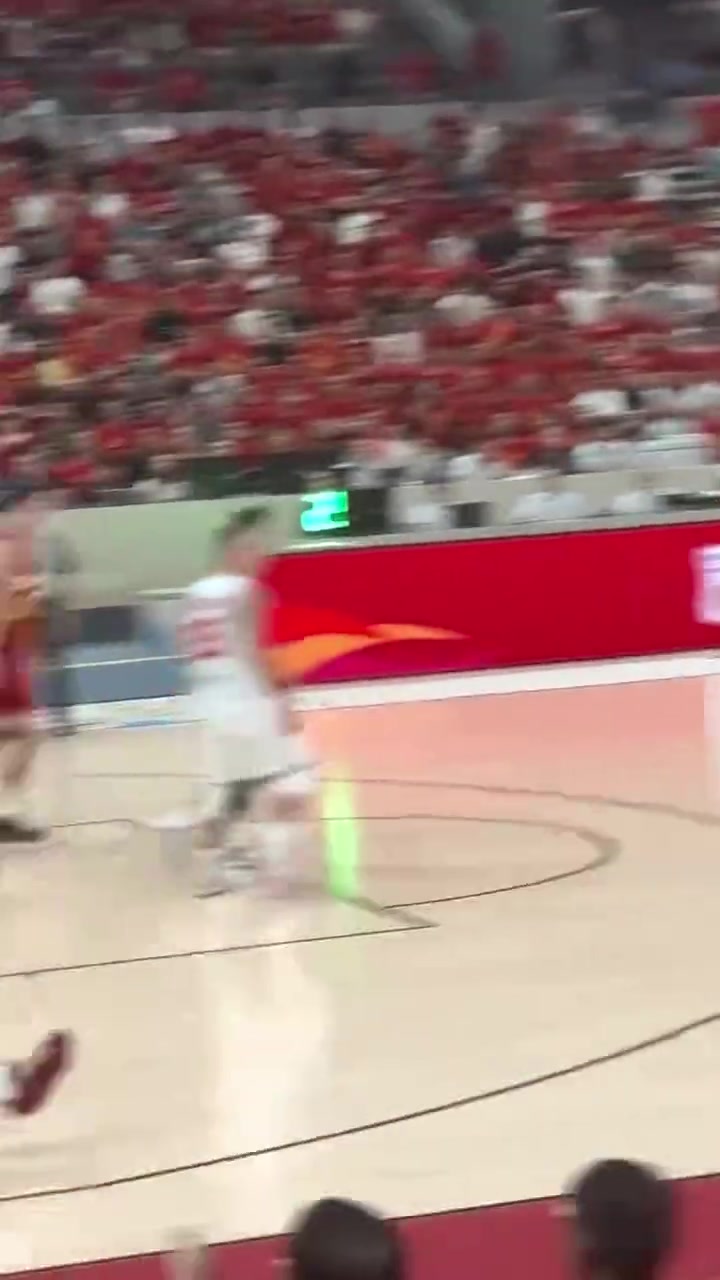 杨瀚森险被球迷扔球砸！诸暨市教体局：已对该球迷身份进行排查